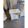 CHEVET BOIS BLANC DÉCOR AUX FLEURS 2 TIROIRS 1 NICHE PIEDS BOULES 