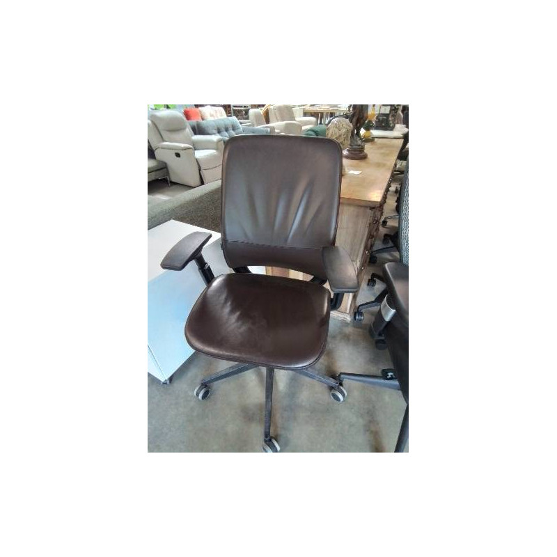 FAUTEUIL DE BUREAU A ROULETTES RÉSINE NOIR ET CUIR CHOCOLAT DOSSIER ET ACCOUDOIRS RÉGLABLE STEELCASE