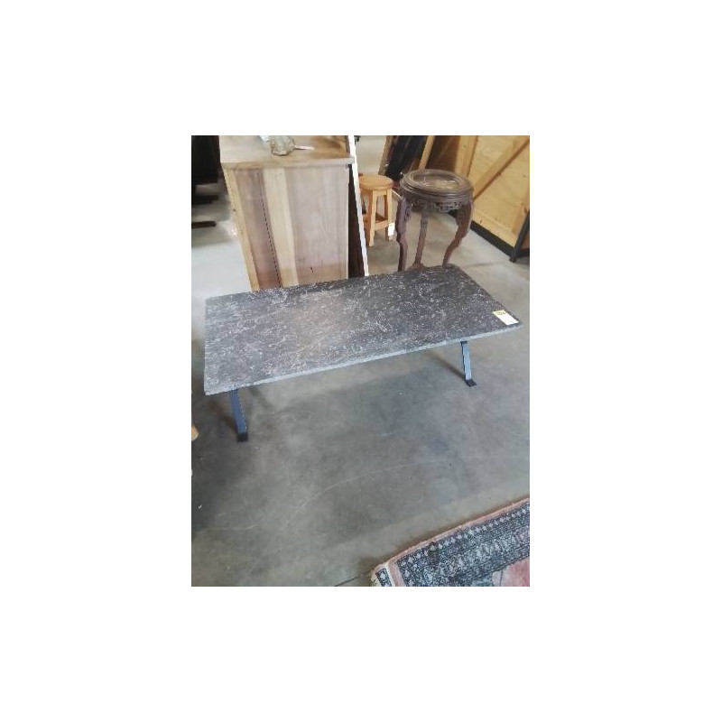 TABLE BASSE RECTANGULAIRE PIÈTEMENT FER FORGÉ NOIR PLATEAU MARBRE NOIR ANNÉES 50
