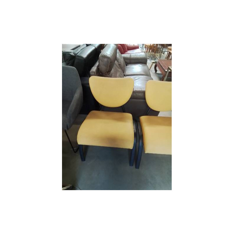 CHAISE D’ACCUEIL PIÈTEMENT MÉTAL NOIR ASSISE ET DOSSIER PU JAUNE