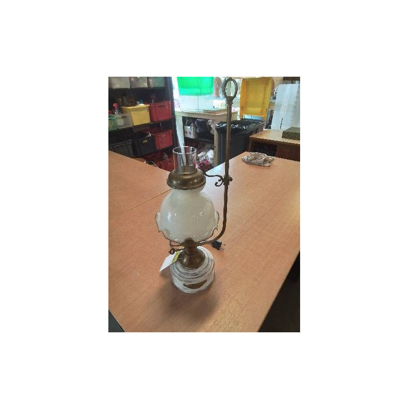 LAMPE A PETROLE ÉLECTRIFIÉE BOIS CÉRUSÉ LAITON ET VERRE BLANC AMERICAN COOP 1850