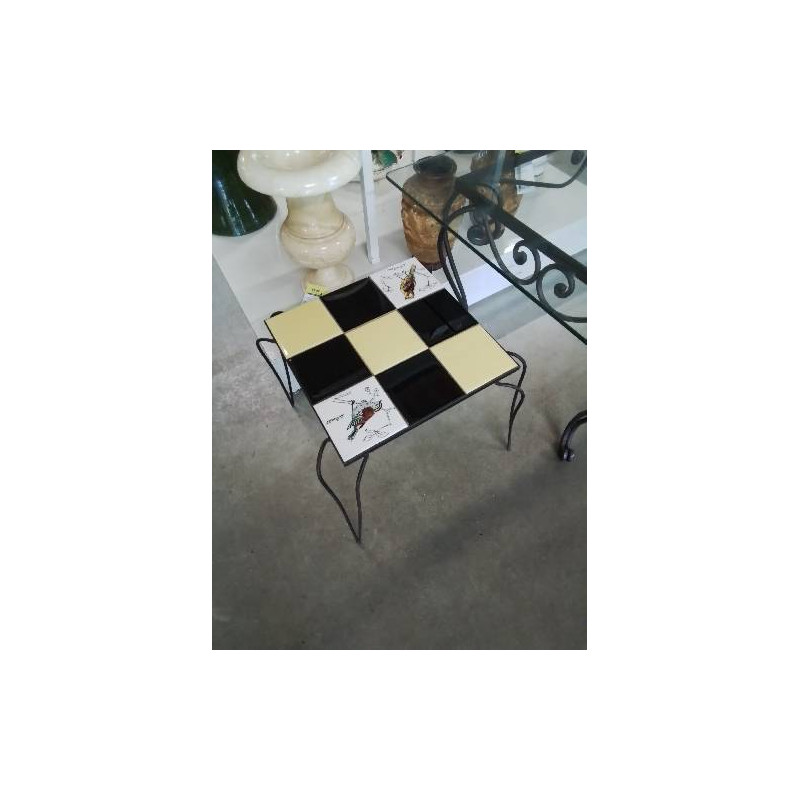 TABLE BASSE CARRÉE PIÈTEMENT MÉTAL NOIR PLATEAU CARRELÉ JAUNE ET NOIR DÉCOR AUX OISEAUX ANNÉES 50