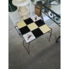 TABLE BASSE CARRÉE PIÈTEMENT MÉTAL NOIR PLATEAU CARRELÉ JAUNE ET NOIR DÉCOR AUX OISEAUX ANNÉES 50