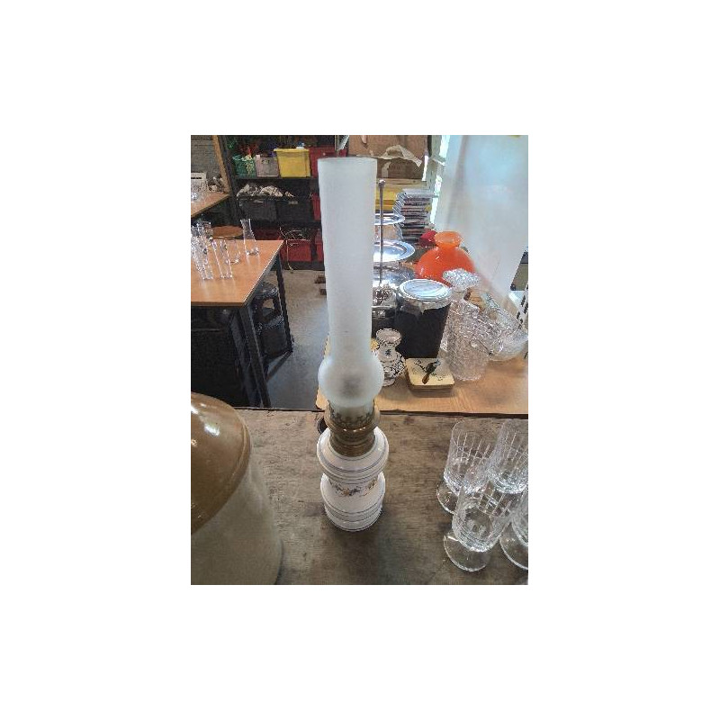 LAMPE A PÉTROLE CÉRAMIQUE ECRU AUX FLEURS LAITON ET VERRE