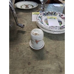 POT A ONGUENT PORCELAINE...