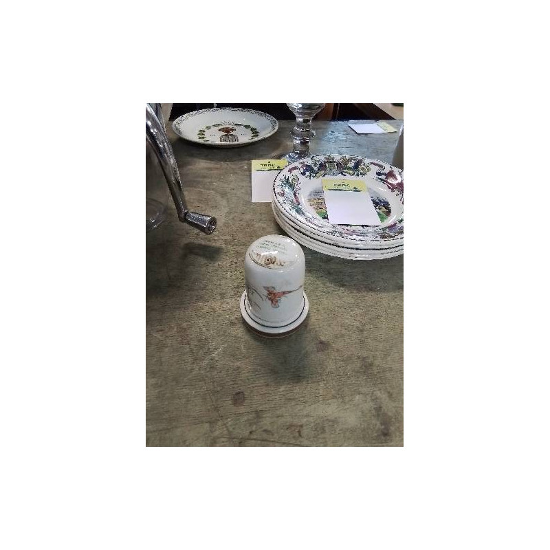 POT A ONGUENT PORCELAINE ASIATIQUE 