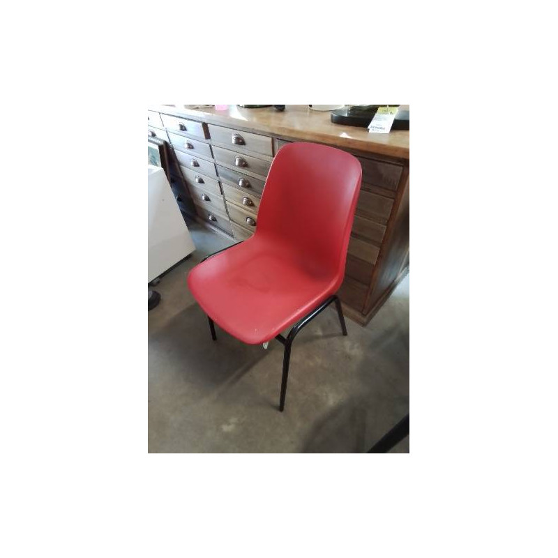 CHAISE D’ACCEUIL RÉSINE ROUGE PIÈTEMENT MÉTAL NOIR