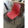CHAISE D’ACCEUIL RÉSINE ROUGE PIÈTEMENT MÉTAL NOIR