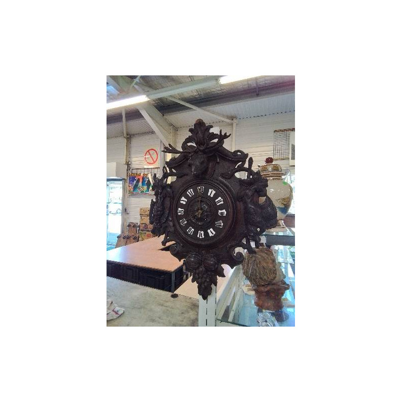 PENDULE FORÊT NOIRE SCULPTÉ AU CERF ET AUX TROPHÉS DE CHASSE FIN XIXE EN L\'ÉTAT 