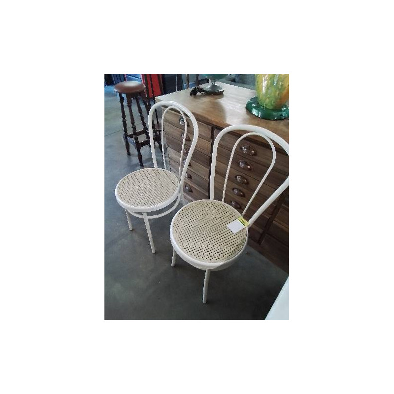 PAIRE DE CHAISES BISTROT PIÈTEMENT MÉTAL BLANC CINTRÉ ASSISE CANNÉE 