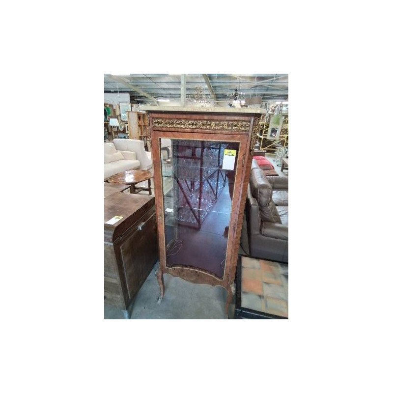 VITRINE BOIS DE ROSE MARQUETÉ GARNITURES BRONZE DESSUS MARBRE ECRU STYLE LOUSI XVI