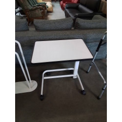 TABLE DE LIT A ROULETTES...