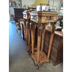 PAIRE DE PIEDESTALS BOIS GARNITURES BRONZE DESSUS MARBRE