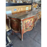 COMMODE STYLE LOUIS XV BOIS DE ROSE GRANITURES  BRONZE 2 TIROIRS A DECOR DE SCÈNE GALANTE PLATEAU MA