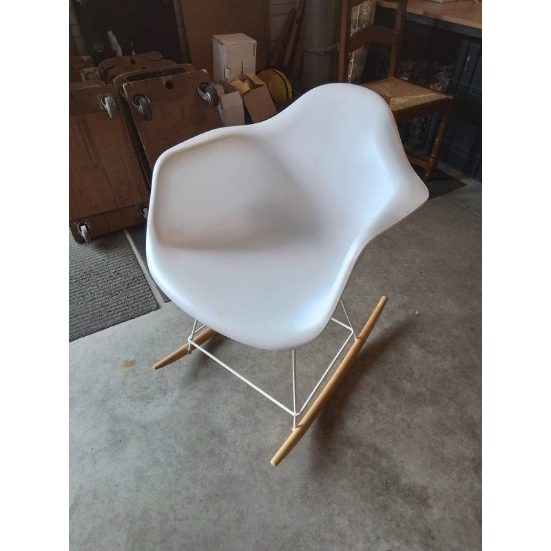 FAUTEUIL A BASCULE RESINE COQUE BLANC MÉTAL BLANC ET BOIS CLAIR