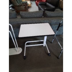 TABLE DE LIT A ROULETTES...